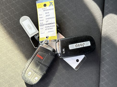 Used 2018 Jeep Grand Cherokee Laredo image 30