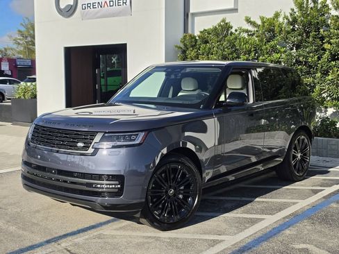 Used 2025 Land Rover Range Rover SE AWD/4WD image 2