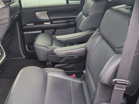 Used 2025 Ford Expedition Platinum AWD/4WD image 10