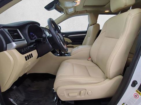 Used 2019 Toyota Highlander XLE AWD/4WD image 17