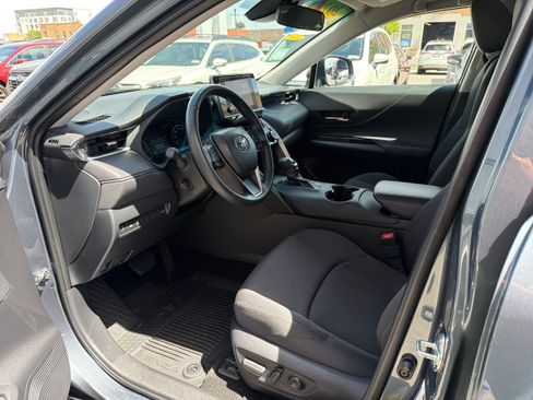 Used 2024 Toyota Venza LE AWD/4WD image 2