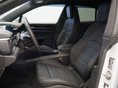 New 2026 Porsche Macan 4 Electric image 5