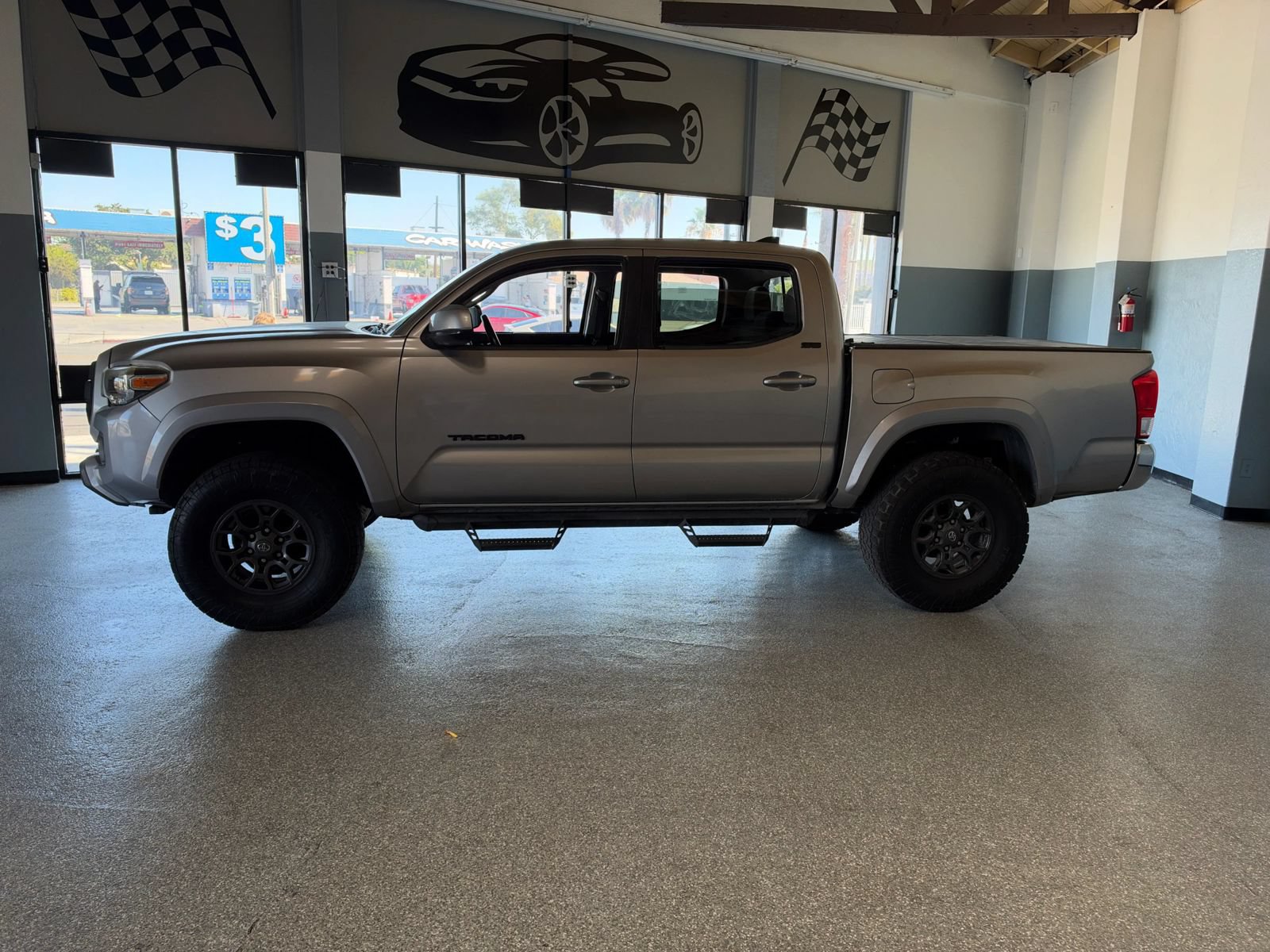 Used 2017 Toyota Tacoma SR5 w/ Tow Package RWD image 4