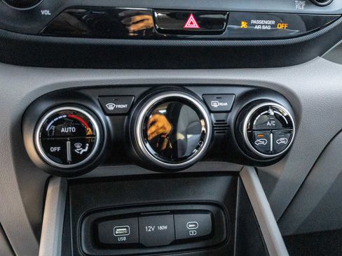 Used 2025 Hyundai Venue SEL image 24