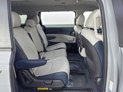 Used 2025 Kia Carnival EX image 45