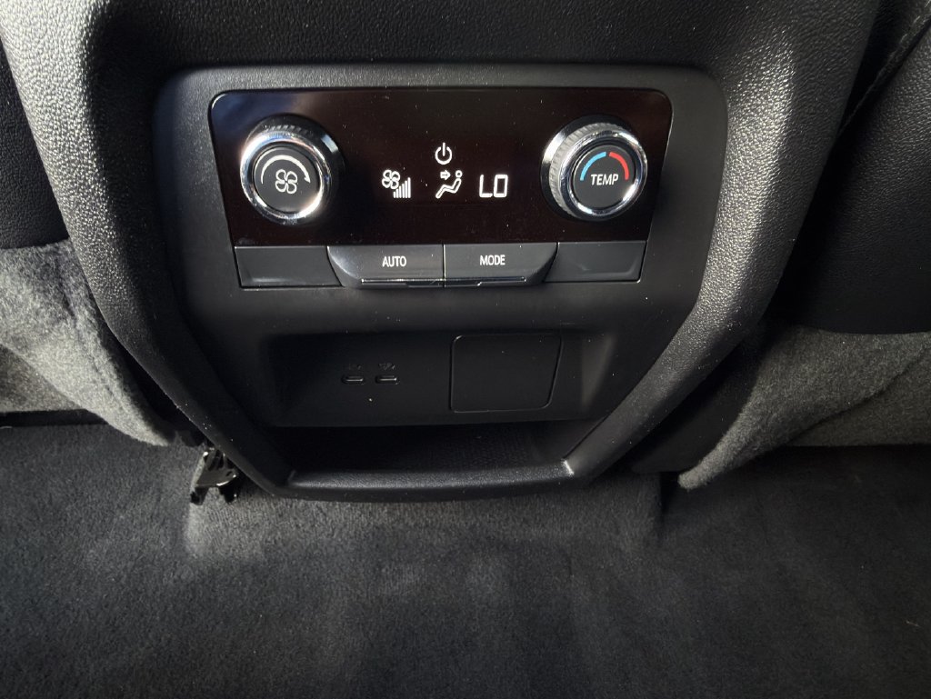 Used 2025 Chevrolet Traverse LT FWD image 27
