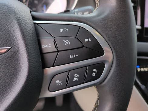 Used 2022 Chrysler Pacifica Touring-L FWD image 23