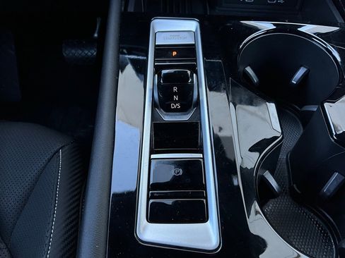 Used 2025 Volkswagen Atlas Cross Sport SE image 23