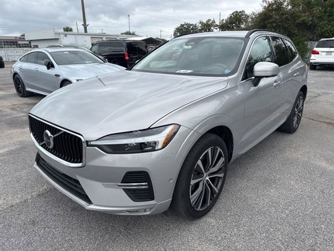 Used 2022 Volvo XC60 B5 Momentum w/ Advanced Package image 2