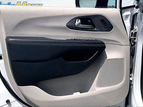 Used 2024 Chrysler Pacifica Touring-L FWD image 26