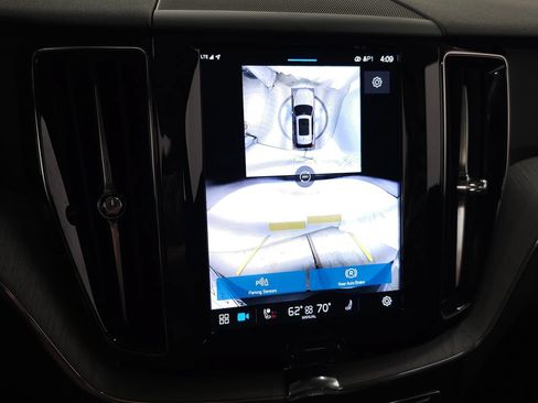 Certified 2025 Volvo XC60 B5 Plus AWD/4WD image 31