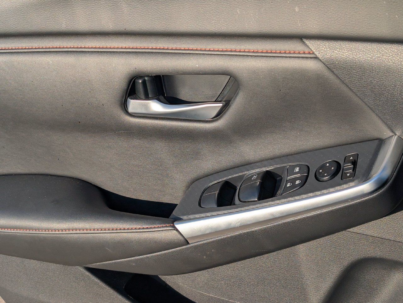 Used 2025 Nissan Sentra SR w/ SR Premium Package FWD image 26