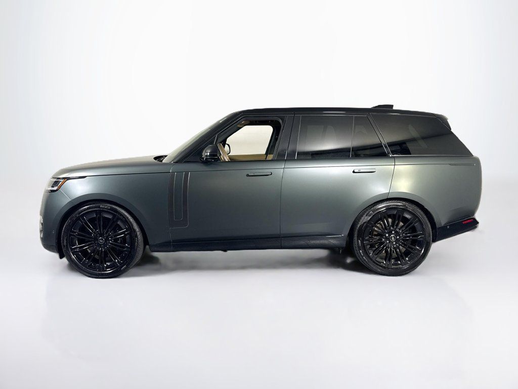 Used 2025 Land Rover Range Rover SE AWD/4WD image 2