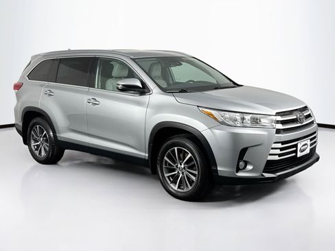 Used 2019 Toyota Highlander XLE image 2