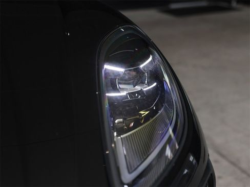 Certified 2025 Porsche Macan image 11