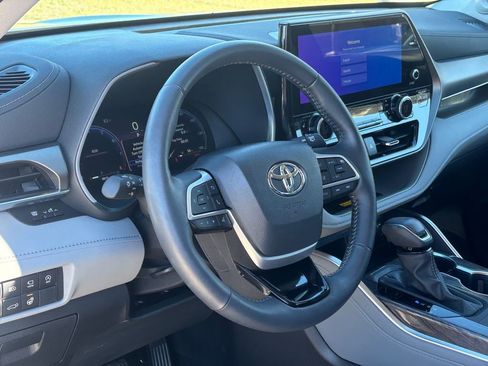 Certified 2025 Toyota Highlander Limited image 8