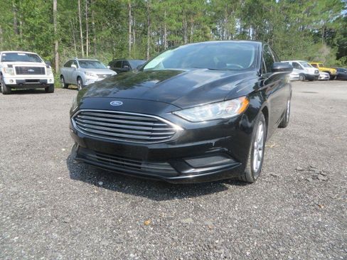 Used 2017 Ford Fusion SE w/ Fusion SE Technology Package FWD image 3