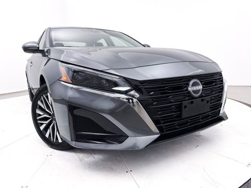 Used 2024 Nissan Altima 2.5 SV w/ SV Premium Package image 8