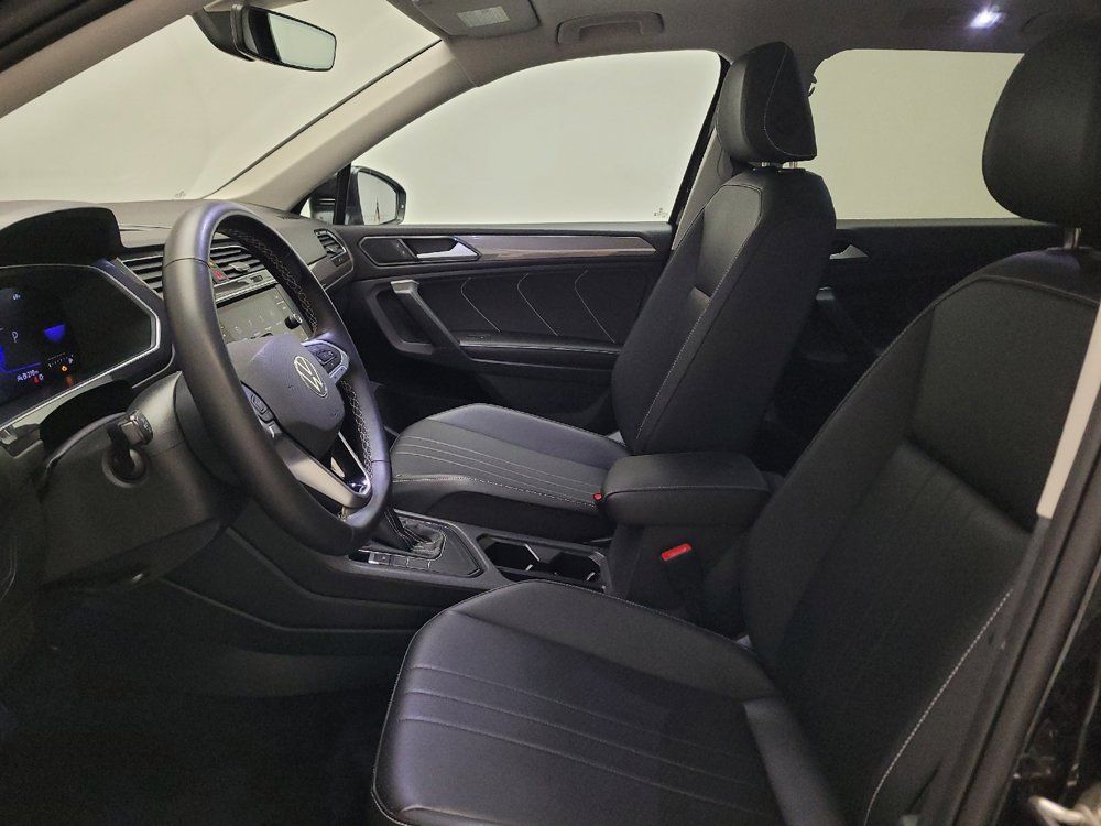 Used 2023 Volkswagen Tiguan SE w/ Panoramic Sunroof Package FWD image 17