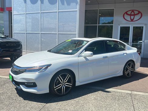 Used 2017 Honda Accord Touring image 2