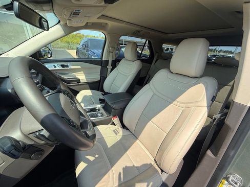 Used 2020 Ford Explorer Platinum w/ Premium Technology Package AWD/4WD image 5
