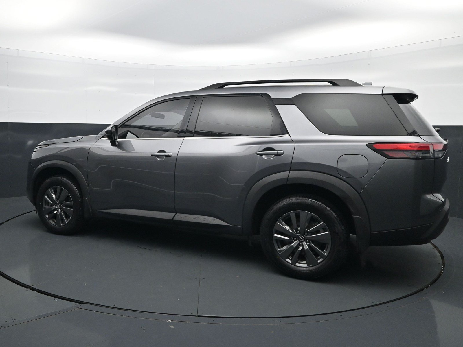 Used 2024 Nissan Pathfinder SV FWD image 4