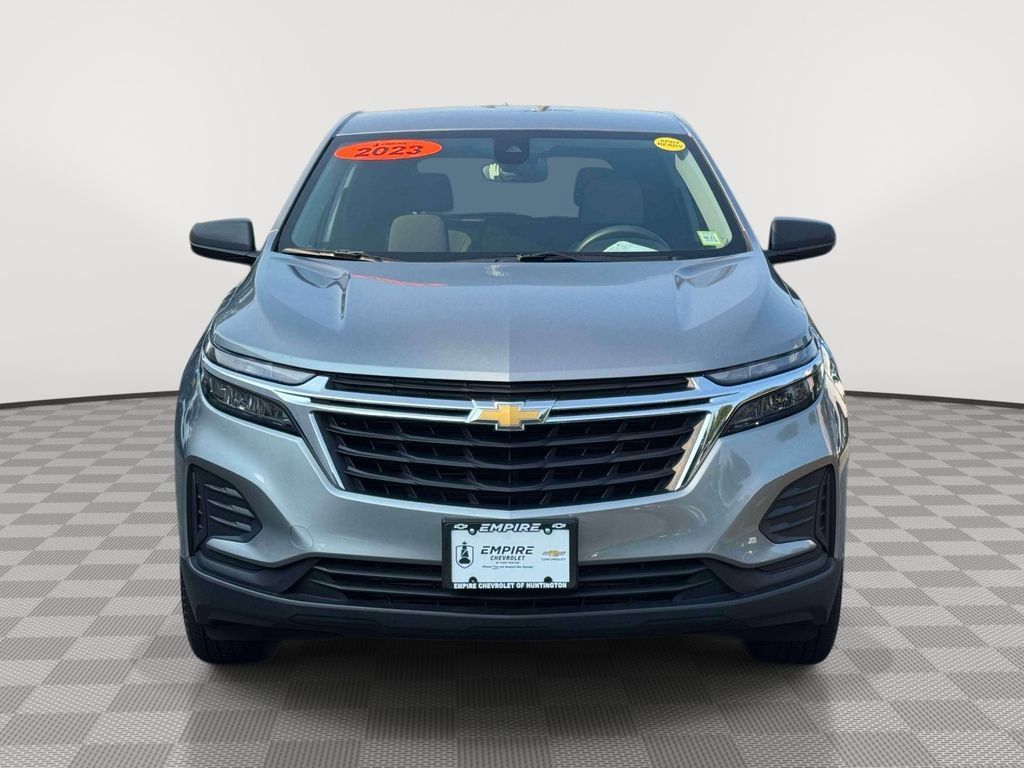 Used 2023 Chevrolet Equinox LS w/ LS Convenience Package AWD/4WD image 2
