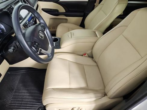 Used 2016 Toyota Highlander XLE AWD/4WD image 12