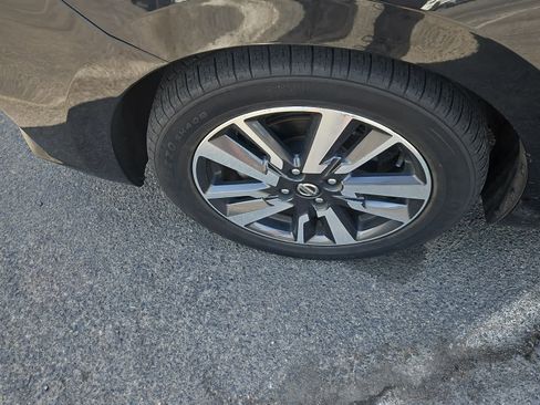 Used 2021 Nissan Versa SV image 3