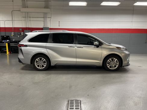 Used 2021 Toyota Sienna Limited image 7