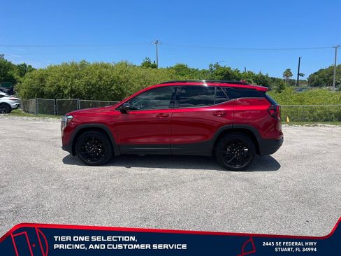 Used 2024 GMC Terrain SLT w/ Tech Package FWD image 8