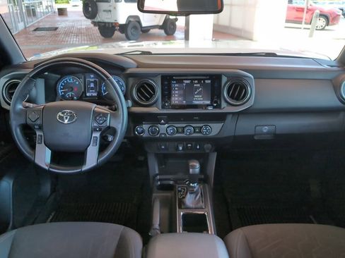 Used 2019 Toyota Tacoma TRD Off-Road AWD/4WD image 11