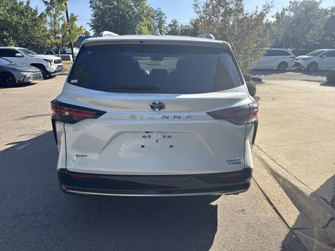 Used 2023 Toyota Sienna Limited FWD image 8