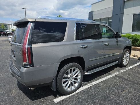 Used 2017 Cadillac Escalade Luxury AWD/4WD image 3