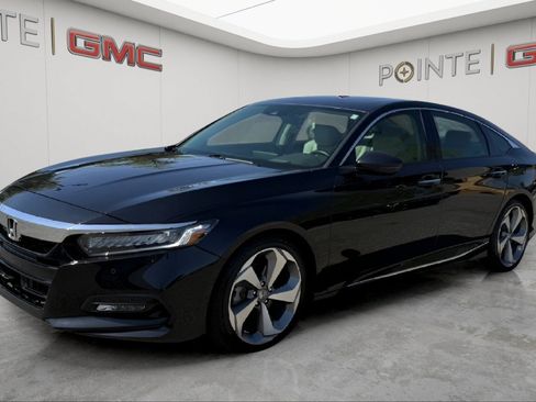 Used 2018 Honda Accord Touring image 2