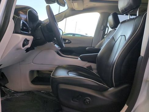 Used 2023 Chrysler Pacifica Limited FWD image 23