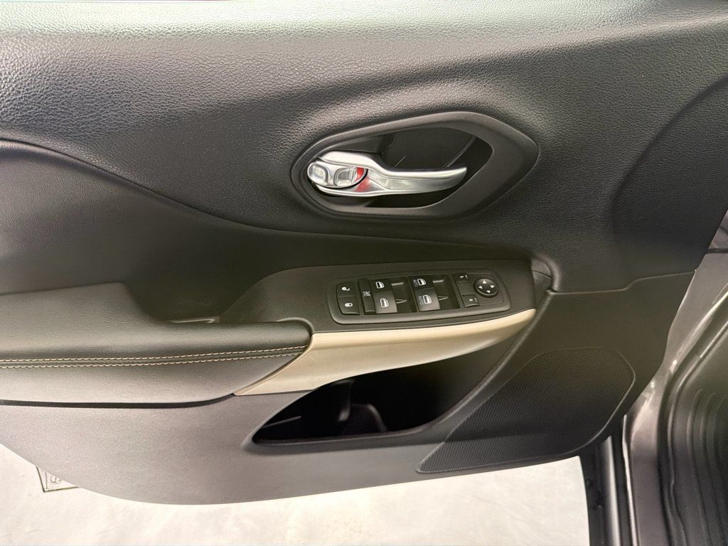 Used 2018 Jeep Cherokee Limited FWD image 11