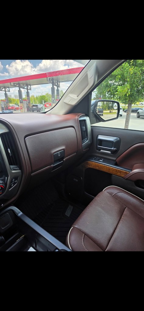 Used 2015 Chevrolet Silverado 1500 High Country w/ High Country Premium Package AWD/4WD image 3