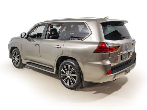Used 2020 Lexus LX 570 4WD w/ Luxury Package image 4