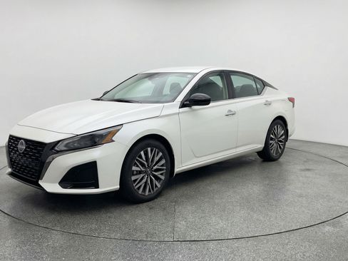 Used 2025 Nissan Altima 2.5 SV FWD image 3