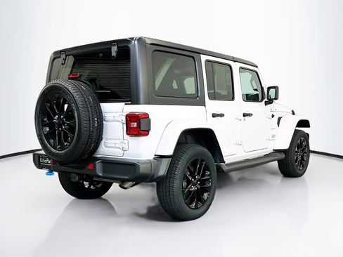 Used 2022 Jeep Wrangler Unlimited Sahara AWD/4WD image 9
