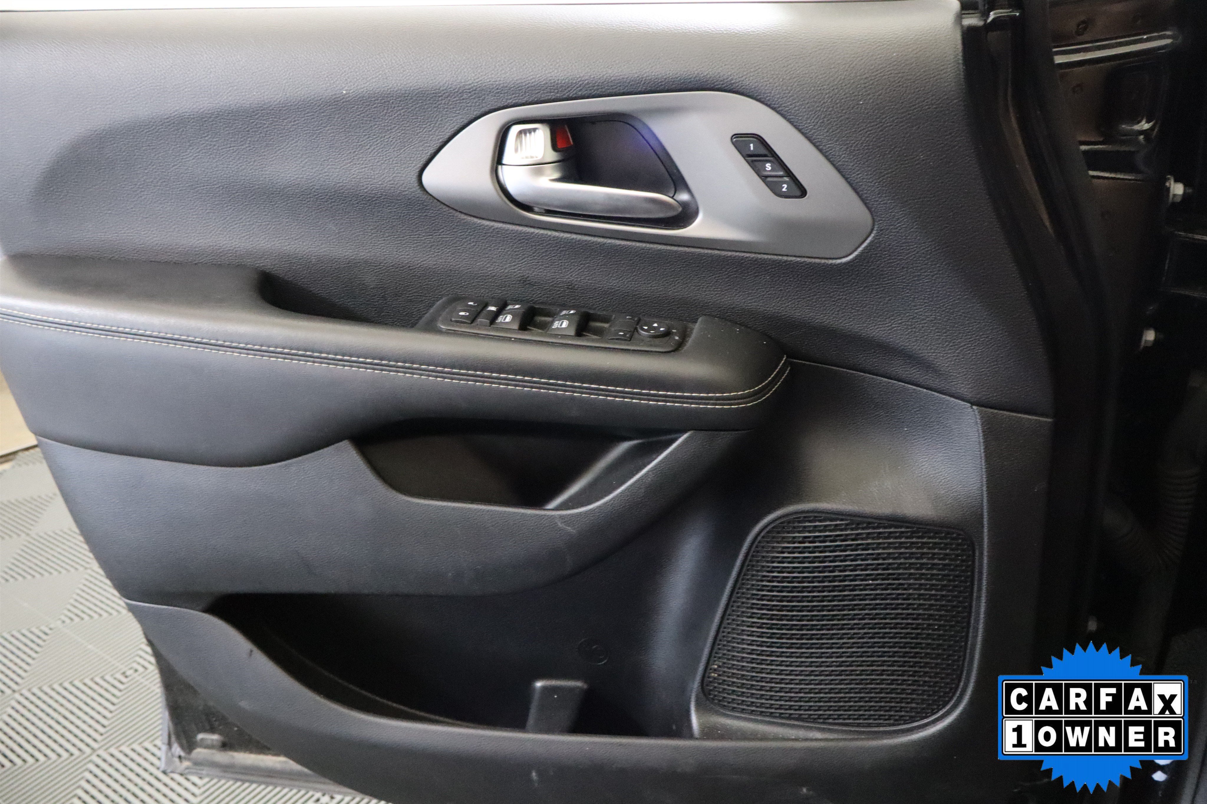 Used 2025 Chrysler Pacifica Select FWD image 34