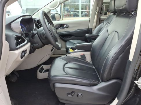 Used 2023 Chrysler Pacifica Touring-L image 10