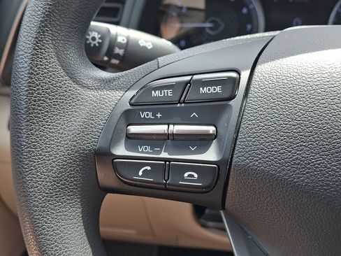Used 2020 Hyundai Elantra SE w/ Winter Weather Package FWD image 19