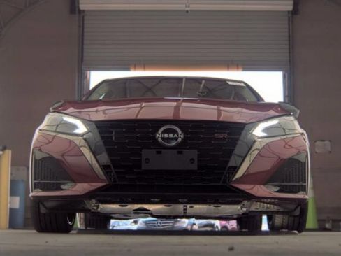 Used 2023 Nissan Altima 2.5 SR w/ SR Premium Package FWD image 3