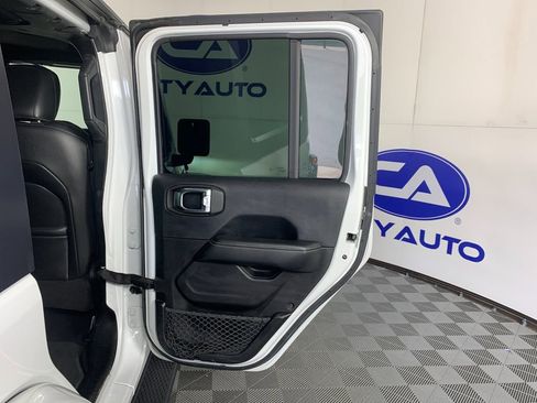 Used 2018 Jeep Wrangler Unlimited Sahara image 37