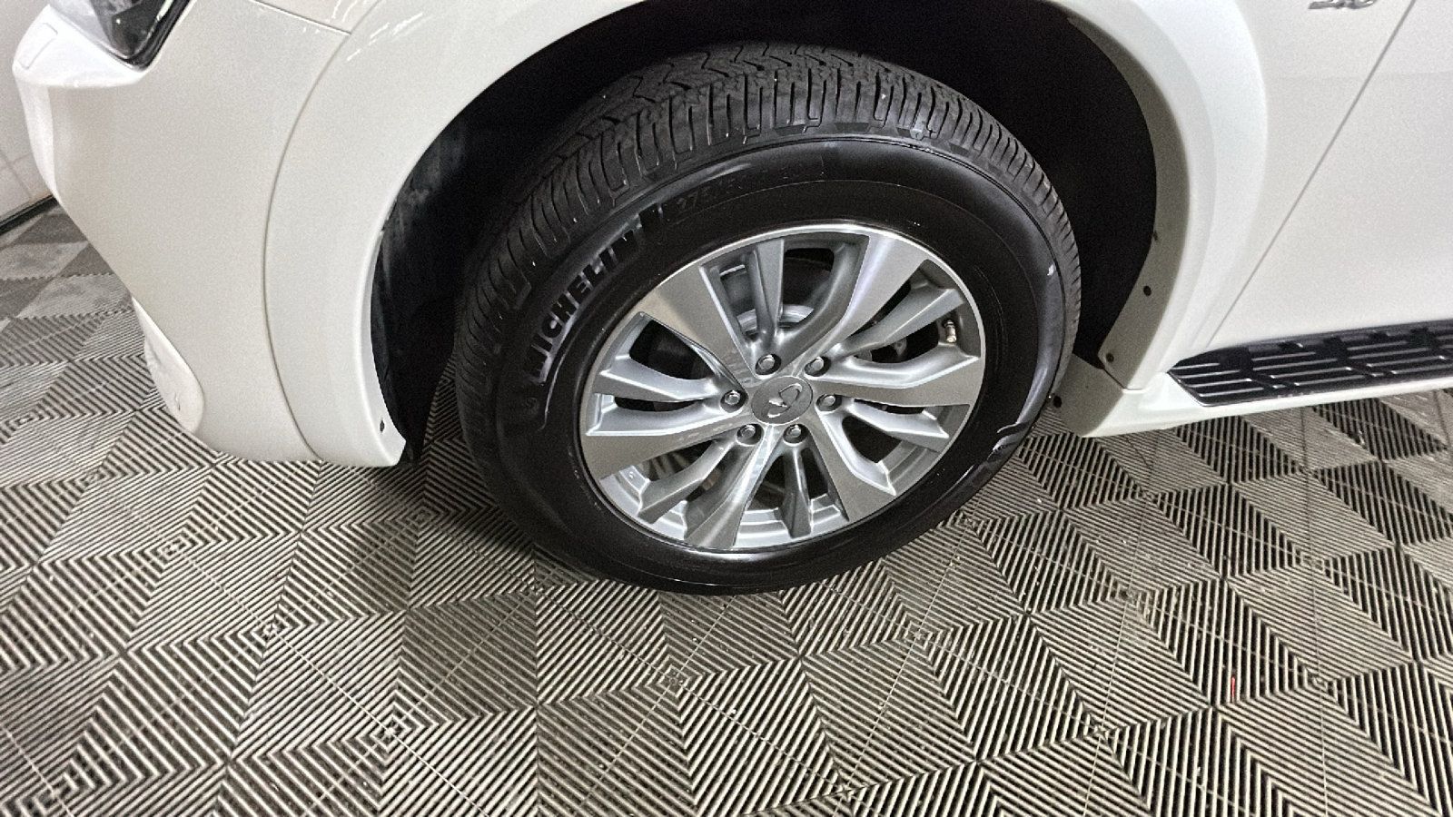 Used 2017 INFINITI QX80 4WD image 9