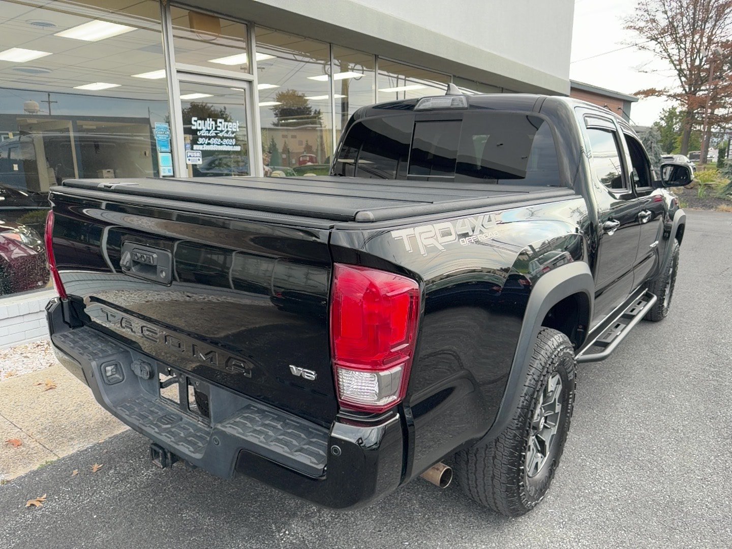 Used 2017 Toyota Tacoma TRD Off-Road w/ Premium & Technology Package AWD/4WD image 3