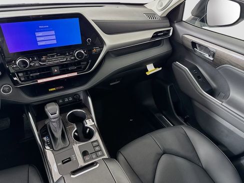 New 2026 Toyota Highlander Platinum image 25