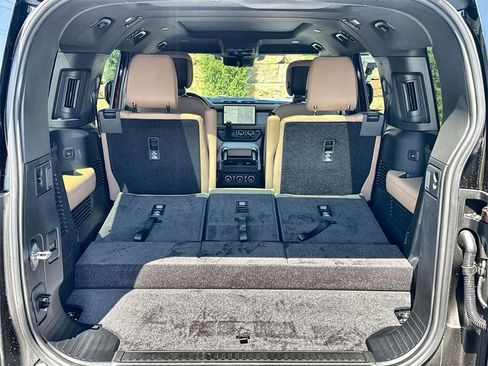 Used 2025 Land Rover Defender 130 X-Dynamic SE image 18